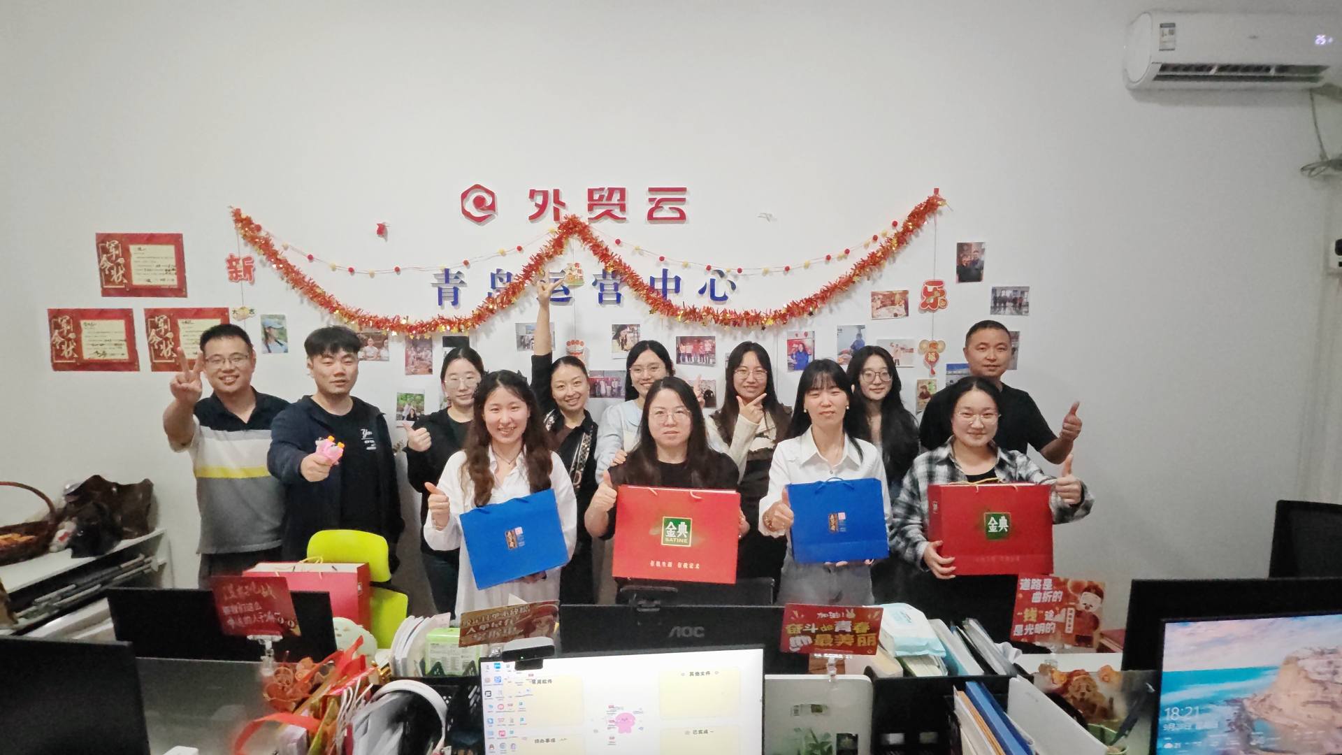 마오퉁은 국경일과 중추절을 기념합니다.