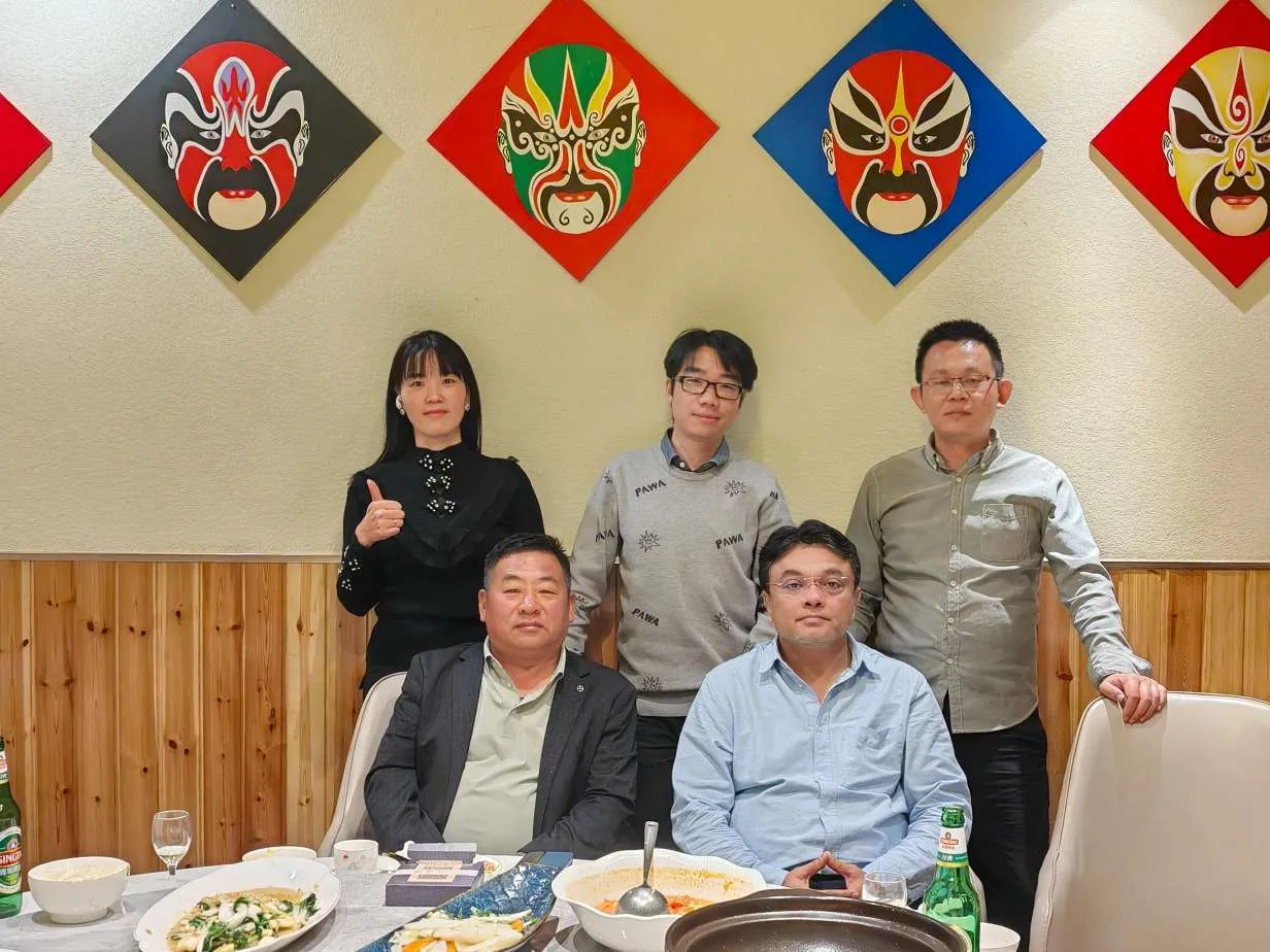 인도 파트너를 공장에 초대하게 되어 매우 기뻤습니다.