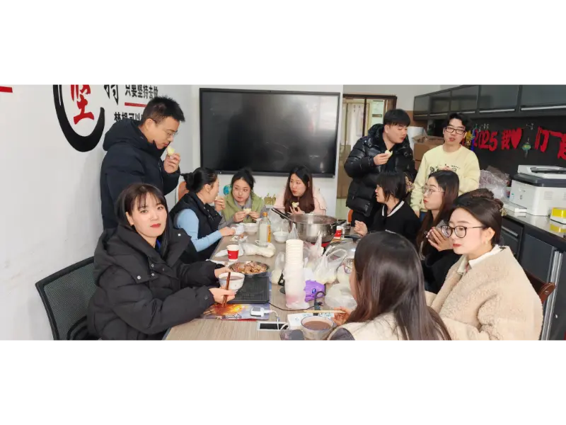 마오통(Maotong)에 살아 있는 전통 라바 풍습