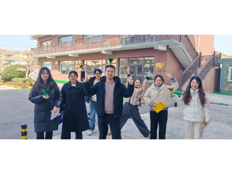 점심 식사 후 마오퉁 야외 셔틀콕 발로 차기