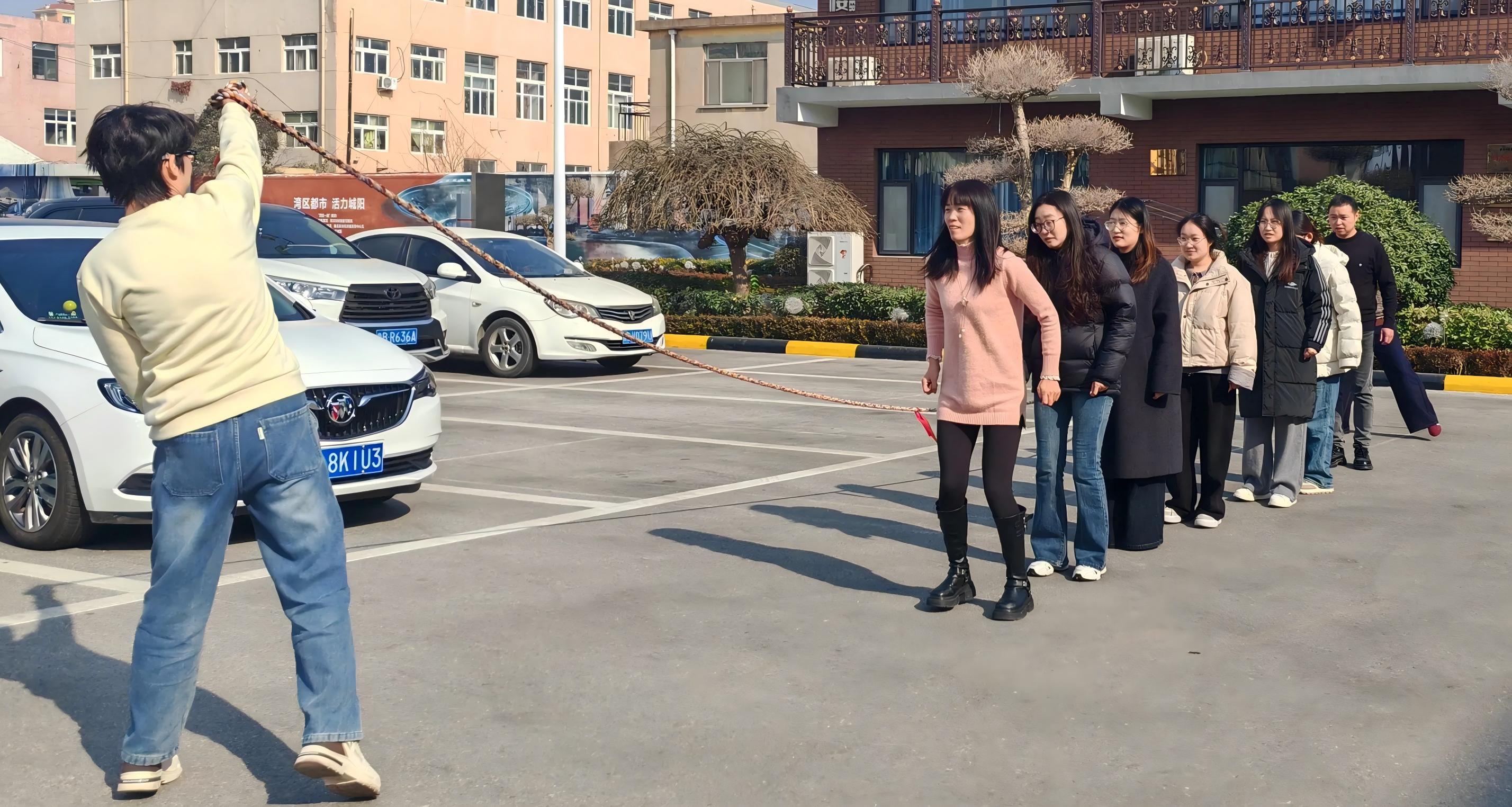 마오통의 재미있는 줄다리기와 줄넘기