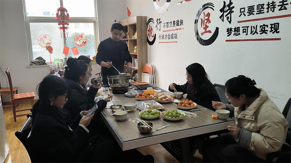 등불 축제 점심: 사무실에서 Tangyuan과 Team Vibes